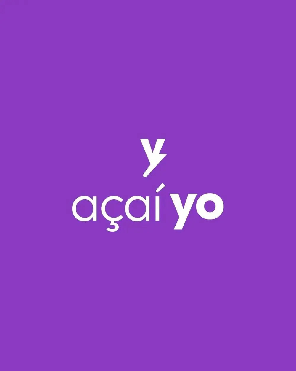 Logotipo vertical Açaí Yo em branco sobre roxo