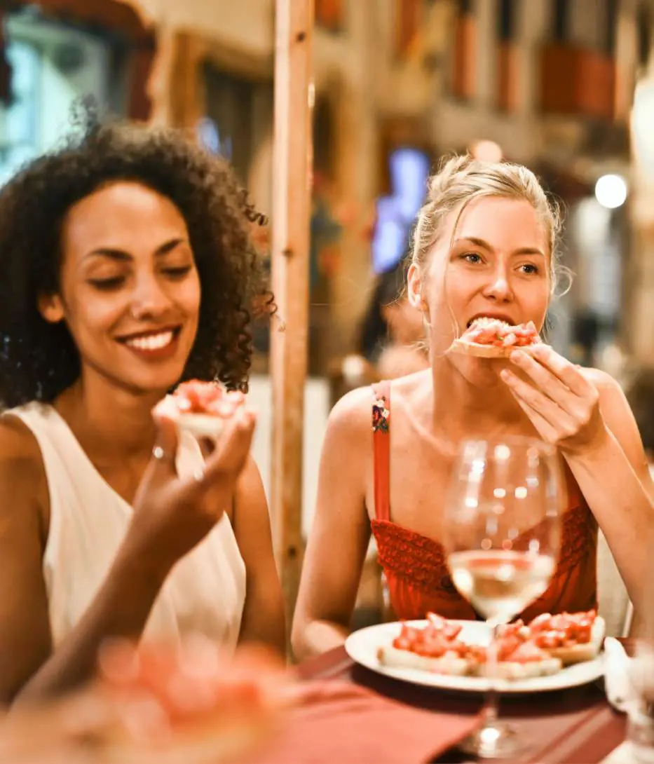 Duas amigas comendo e rindo